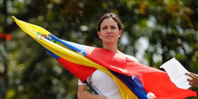 La líder opositora y congresista María Corina Machado participa de una marcha contra la represión de manifestantes ante el cuartel general de la Guardia Nacional en Caracas, Venezuela, el miércoles 26 de febrero de 2014. (AP foto/Fernando Llano)