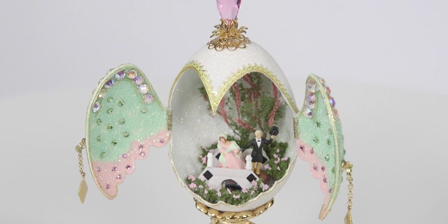 The 2018 design comes from Deborah Grassel, who resides in Austin, Texas.