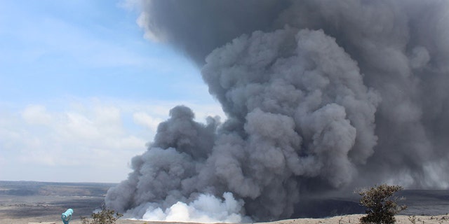 A large plume of ash after an earthquake near the summit of Hawaii's Kilauea volcano on May 25, 2018.