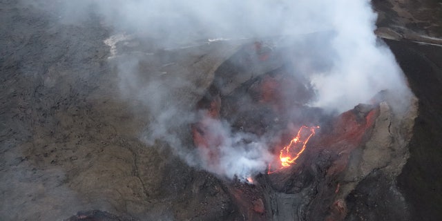 A small lava cone can be seen in the fissure 8 cone.