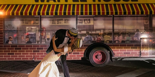 These newlyweds love Waffle House so much, they hired a food truck to appear at the end of the night and posed for photos in front of it.