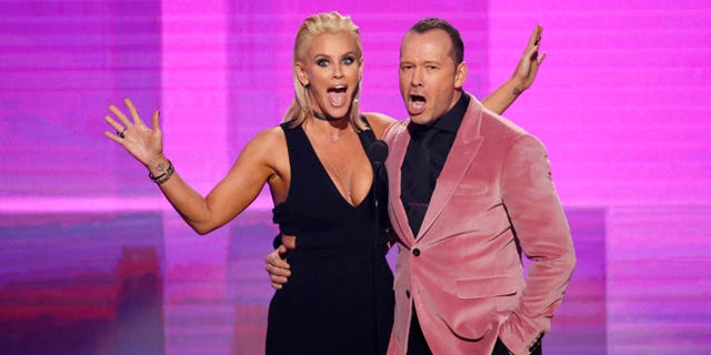 Donnie Wahlberg and Jenny McCarthy left a $2G tip at a Waffle House in North Carolina.