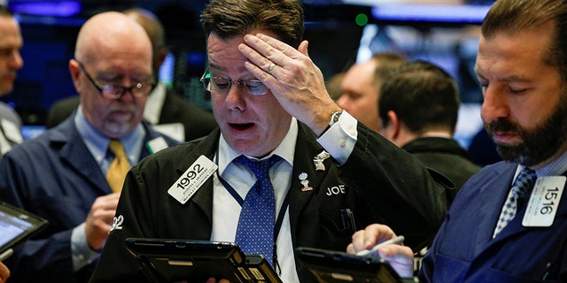Traders work on the floor of the New York Stock Exchange, (NYSE) in New York, U.S., February 5, 2018. REUTERS/Brendan McDermid - RC155D3C8D70
