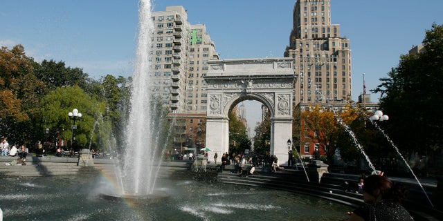 A man reads a book in Washington Square Park at New York University in New York, October 21, 2009. REUTERS/Shannon Stapleton (UNITED STATES EDUCATION SOCIETY) - RTXPV71