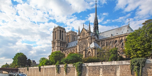 Boat, Seine and Notre Dome, Ile de la Cite