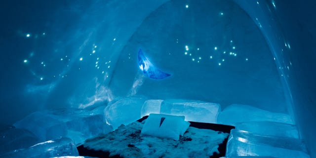 DJ07RN Art suite bedroom created from ice, Ice Hotel, Jukkasjarvi, Kiruna, arctic Sweden