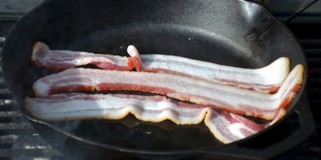 Cast iron skillets mean crispy bacon.