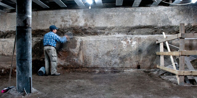 The Wilson’s Arch excavation in its first stages. (Photograph: Shai Halevi, Israel Antiquities Authority)