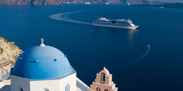 Multiple cruise lines are offering deals to the Greek islands in 2016.