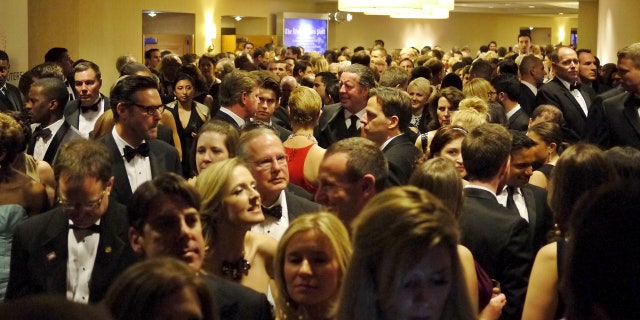 People crowd into the hallways as they leave their pre-parties to go to the ballroom for the White House Correspondents' Association dinner in Washington April 25, 2015.