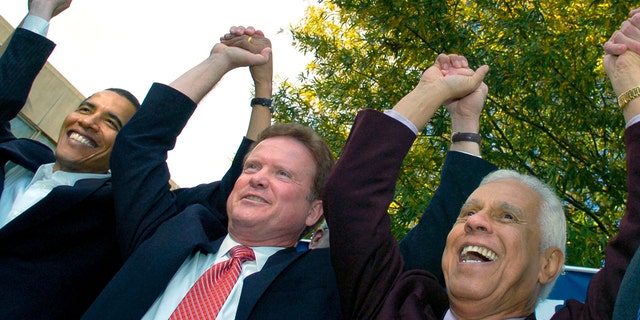 Then-Sen. バラック・オバマ, D-Ill., その. Jim Webb, D-Go。, and then-Richmond Mayor Douglas Wilder join hands at a campaign rally at Virginia Union University in Richmond, 11月 2, 2006.  REUTERS/Jonathan Ernst