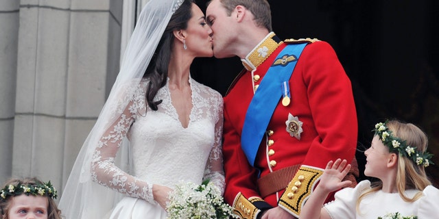 Britain's Prince William and his wife Catherine, Duchess of Cambridge kiss on the balcony of Buckingham Palace, following their wedding at Westminster Abbey in London April 29, 2011.