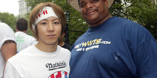 Takeru Kobayashi (L), current world hot dog eating champion from Japan,
and former Chicago Bear's football player William "The Refrigerator"
Perry before the official weigh-in for the 88th annual Nathan's Famous
Fourth of July International Hot Dog Eating Contest at New York's City
Hall July 3, 2003. Last year, Kobayashi doubled the world record in hot
dog eating by downing 50 1/2 hot dogs and buns in 12 minutes.
REUTERS/Shannon Stapleton
SS - RTR4IN