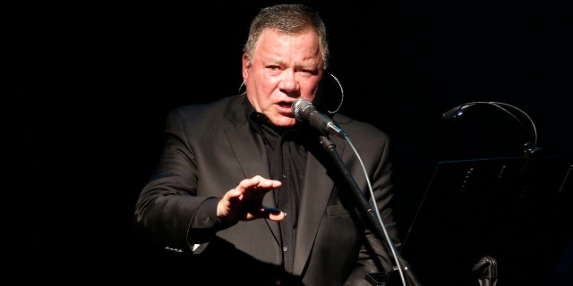 Actor William Shatner performs at The Canyon Club in Agoura, California October 24, 2013. REUTERS/Mario Anzuoni (UNITED STATES - Tags: ENTERTAINMENT) - RTX14NG8