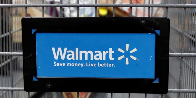 File photo: A customer pushes a shopping cart at a Walmart store in Chicago, Illinois, U.S. November 23, 2016. (REUTERS/Kamil Krzaczynski)