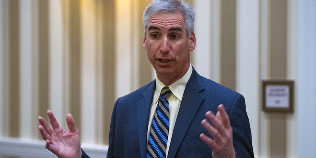 Oliver Luck says XFL players will stand for the national anthem.