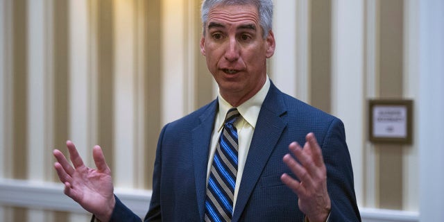 Oliver Luck says XFL players will stand for the national anthem.
