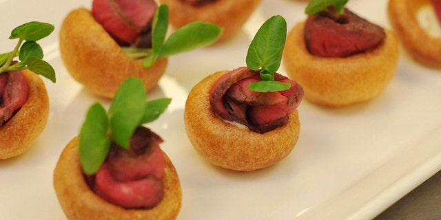 A platter of Mini Yorkshire Puddings with Roast Beef and Horse Radish Cream canapes, akin to those which are usually served at royal receptions, is seen at Buckingham Palace in London March 25, 2011. Staff at Buckingham Palace have lifted the lid on preparations for Prince William's wedding next month, giving an insight into what guests can expect and the amount of work they have put in to make the event a success. REUTERS/Nick Ansell/POOL (BRITAIN - Tags: ROYALS ENTERTAINMENT POLITICS FOOD) - RTR2KJGZ