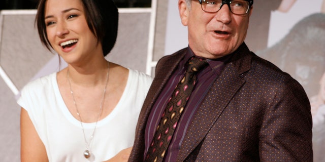 November 9, 2009. Actor Robin Williams (R) star of the new film "Old Dogs" poses with his daughter Zelda Williams as they arrive in Hollywood, California.