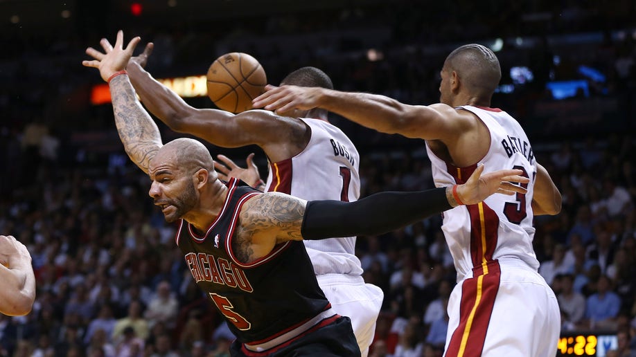 6f671a4e-Bulls Heat Basketball