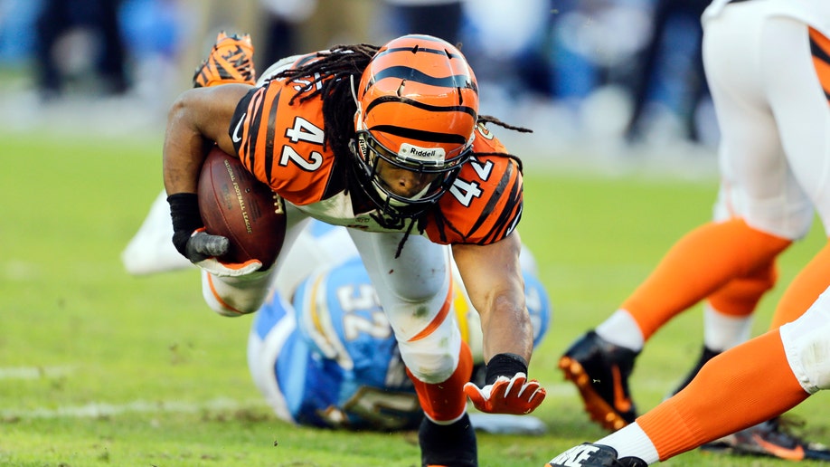 e06d5ba3-Bengals Chargers Football