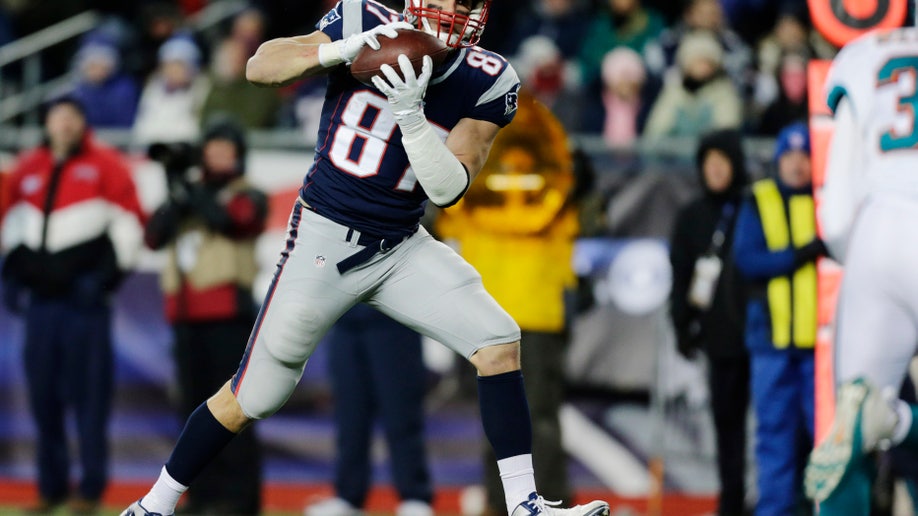 cce31b23-Dolphins Patriots Football