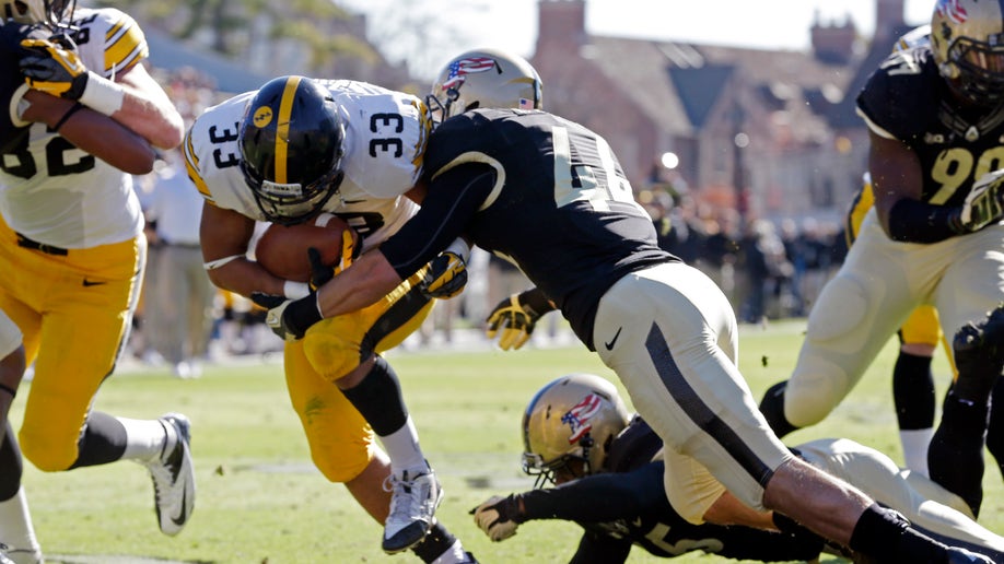 cbf987ad-Iowa Purdue Football