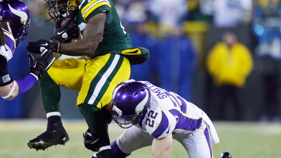 cd323cc8-Vikings Packers Football