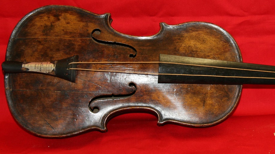125531c4-Britain Titanic Violin