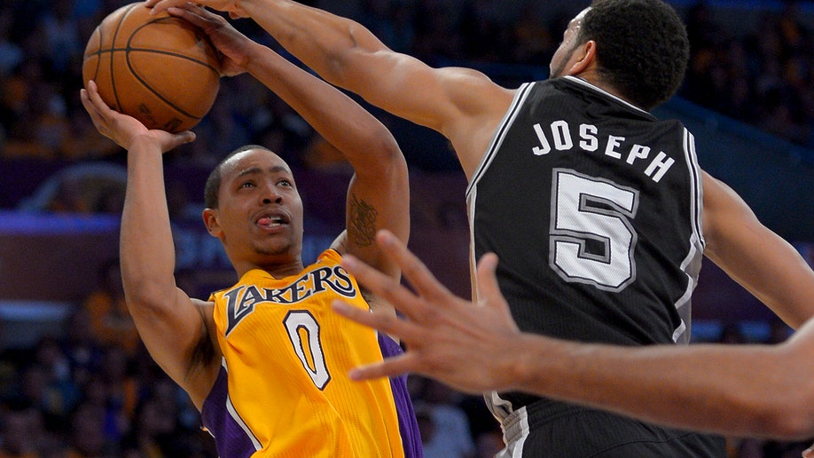 3b334d37-Spurs Lakers Basketball