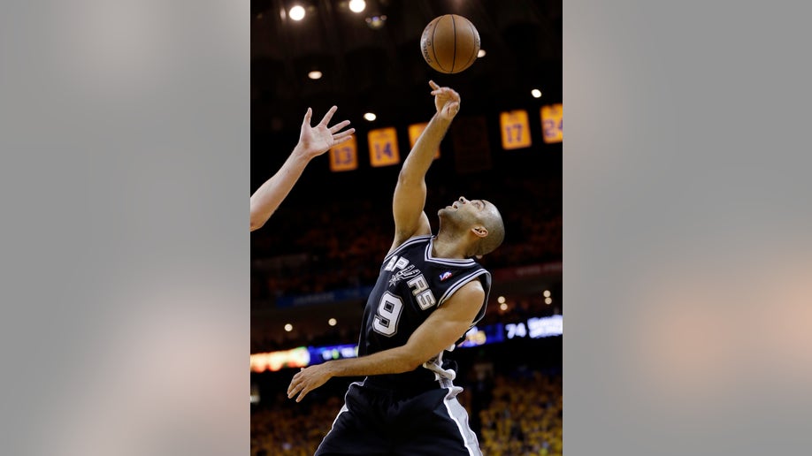17602421-Spurs Warriors Basketball