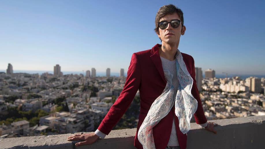 Penyair Gay Iran, yang dianiaya di Iran, datang ke kunjungan impian ke lengkungan -enemy Israel