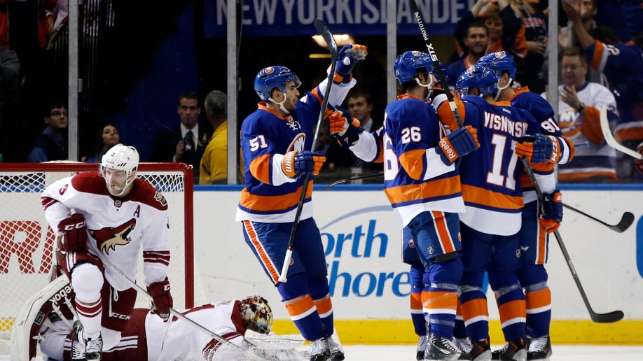 Coyotes Islanders Hockey