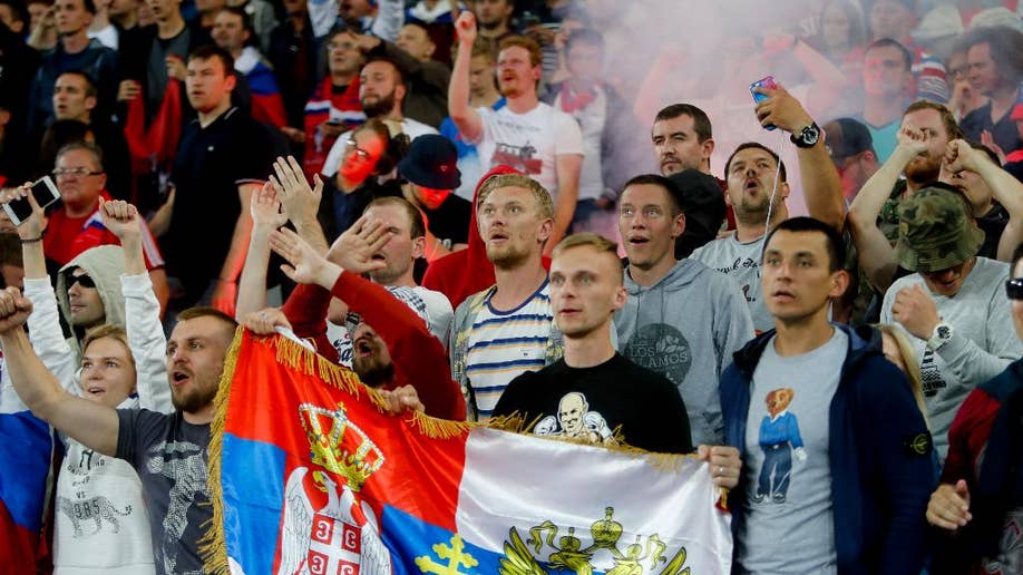 Russian fans. Сербия сербы болельщики. Сербия Россия болельщики. Сербские фанаты. Футбольные фанаты Сербии.