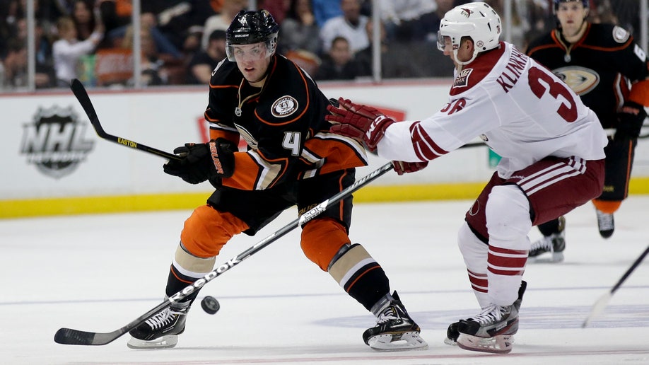 dc43c1aa-Coyotes Ducks Hockey