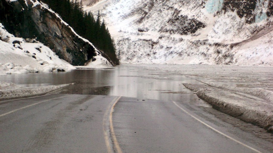 9b92fc78-Avalanches Cut Off City