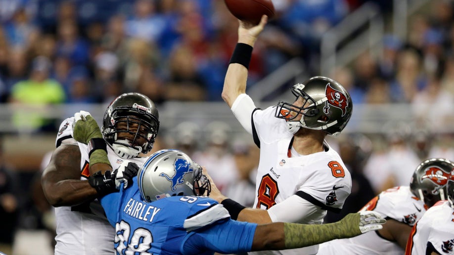 25394106-Buccaneers Lions Football