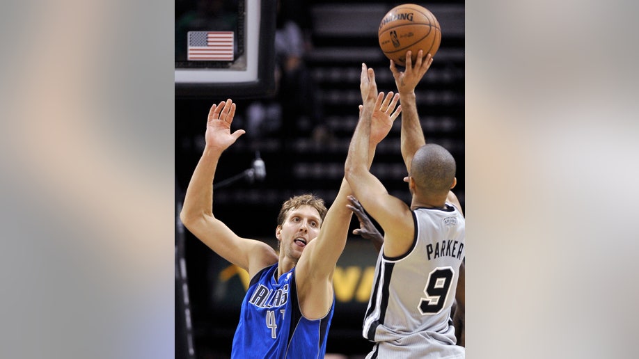 4f9bb8ff-Mavericks Spurs Basketball