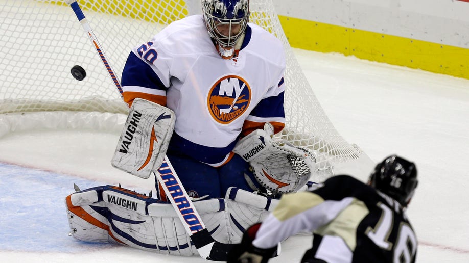 5ec6ce27-Islanders Penguins Hockey