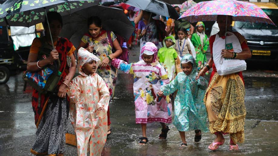 Тропические муссоны в индии. Осень в индии. Калькутта индия нищета. Мумбаи климат. Муссонные дожди в индии 2021.
