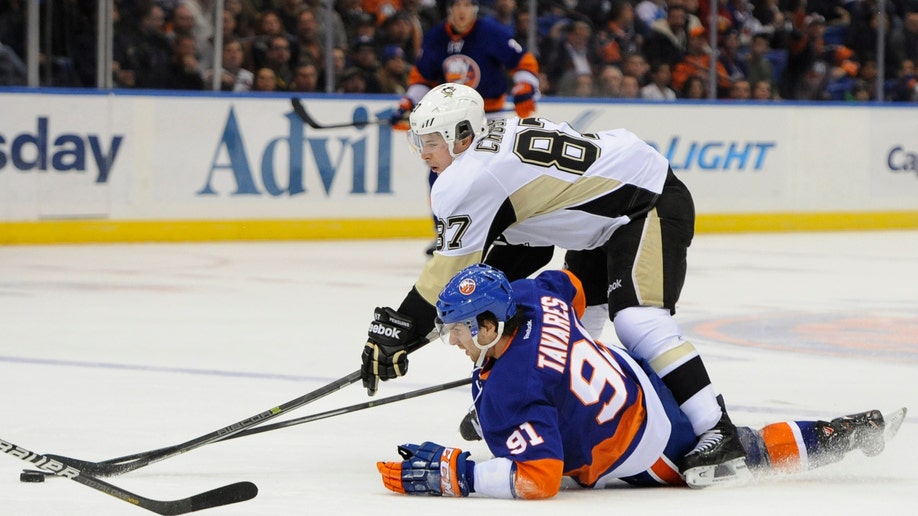 4c4d672e-Penguins Islanders Hockey