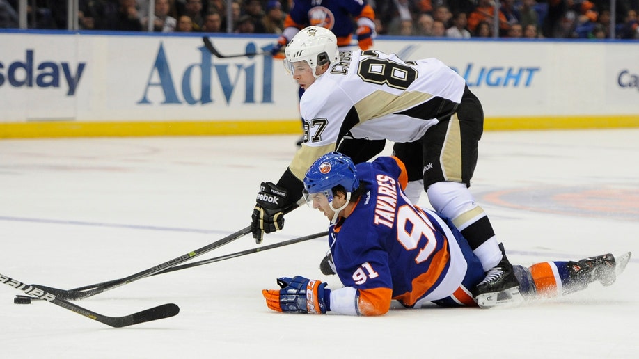 4c4d672e-Penguins Islanders Hockey