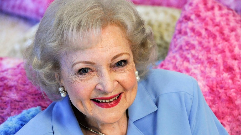 Actress Betty White poses for a photograph in Los Angeles, California May 26, 2010. REUTERS/Gus Ruelas (UNITED STATES - Tags: ENTERTAINMENT PROFILE) - GM1E65R0XR901