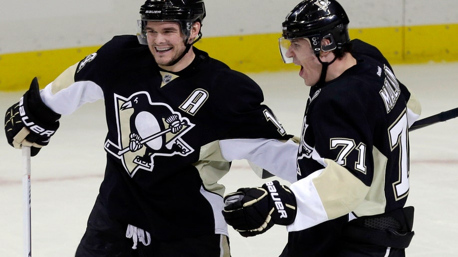 32148471-Senators Penguins Hockey