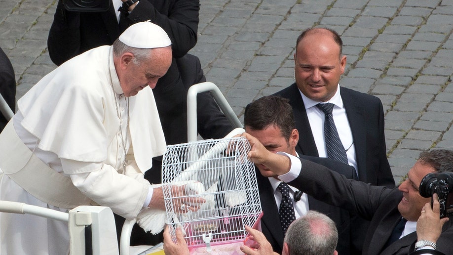dbb3161a-Vatican Pope Liberated Doves