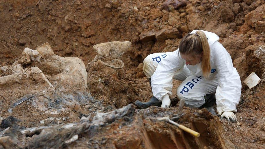 80f31229-Bosnia Mass Grave