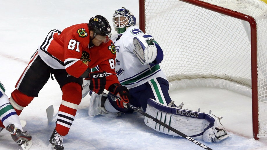 18433a4e-Canucks Blackhawks Hockey