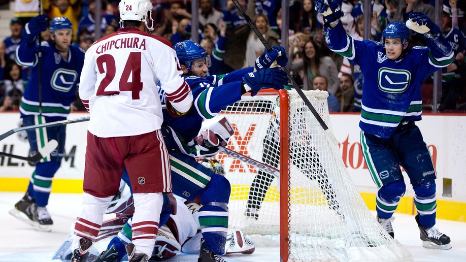 25aa7454-Coyotes Canucks Hockey