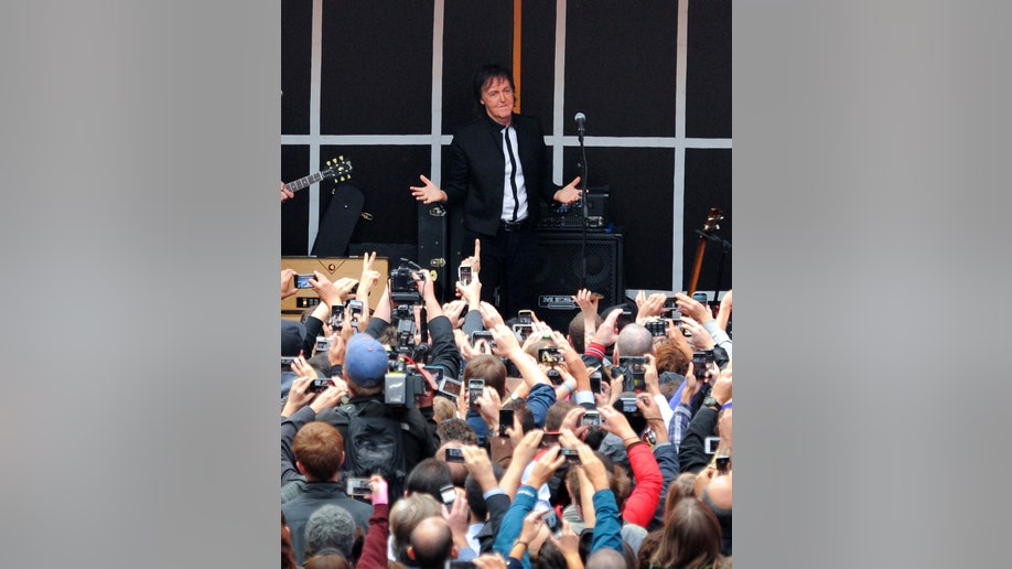 22fd29b8-APTOPIX Paul McCartney Surprise Times Square Concert