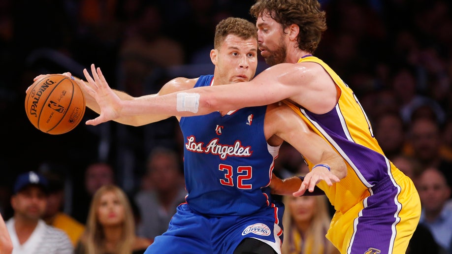 6a22ed9a-APTOPIX Clippers Lakers Basketball